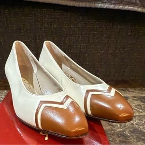 NWT. Vintage Salvatore Ferragamo Carlina Brown & Cream. Size 6.5 AA (narrow)